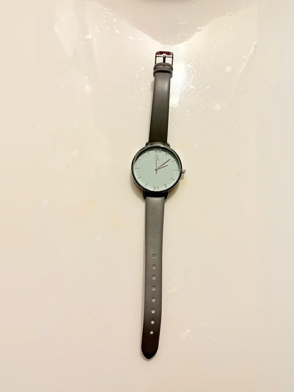 Shengke KO056L Quartz Analog Wristwatch White Gray Dial & Gray Leather Strap